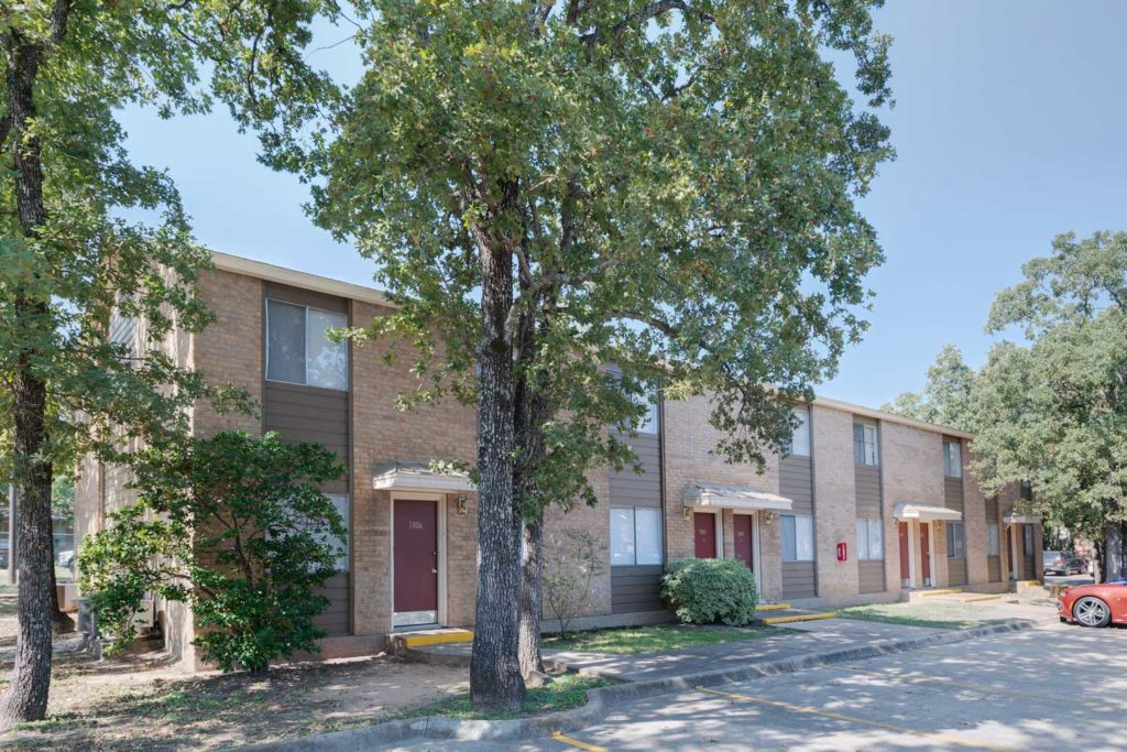 Villa West Apartments Bryan College Station, TX; near Texas A&M University; shuttle to campus; pet friendly one and two bedroom apartment homes
